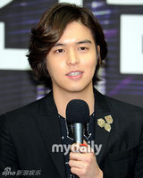 组图：韩星Uee携手李章宇担任《音乐银行》主持人