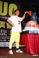 组图：陈奕迅台北签票遭台风搅局 演唱会曲目歌迷选