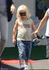 组图：酷妈格温-斯蒂芬妮型爆装扮带两子出行