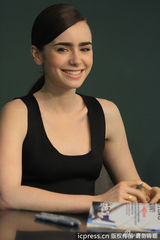 组图：柯林斯露脐皮裙亮相 白雪公主个性十足