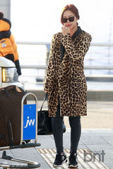 组图：黄静茵豹纹大衣现身机场 飞巴厘岛拍写真