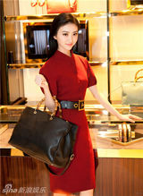 景甜凤小岳奢侈品秀场携手亮相 粉丝直呼真般配