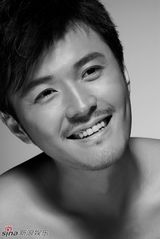 高清组图：于小伟帅气写真 微笑型男善待生活