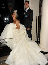 组图：Lady Gaga身穿白纱亮相伦敦 对镜大献飞吻