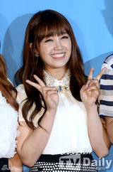 组图：韩团A pink任宣传大使黑白配甜美亮相