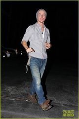 组图：妮娜与绯闻男友深夜同行 恋情疑浮出水面