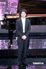 高清组图：李云迪鲍起静致敬感动香港十大人物