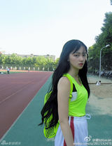 组图：武大女神微博走红 清新甜美运动风