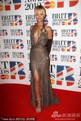 组图：第32届全英音乐奖 蕾哈娜深V露背秀美腿