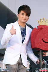 组图：吴亚馨拍吻戏调戏腼腆男 开火锅店圆梦