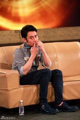 组图：吴秀波搞怪嘟嘴咬指孩子气十足