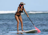 高清组图：蕾哈娜夏威夷度假 黑色比基尼秀身材