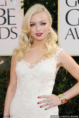 组图：金球红毯女星拼胸器 抹胸深V亮人眼