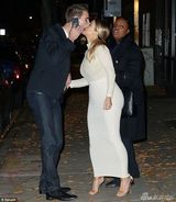 组图：卡戴珊网纹装豪气亮相 肉色上衣似真空