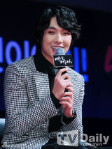 组图：MBLAQ李准宣传《演员》自认新人跪地行礼