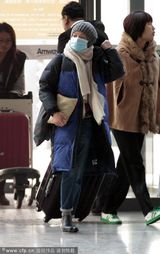 组图：周迅口罩遮面现身 着臃肿羽绒服抱热水袋