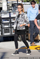 组图：阿尔芭片场头顶烈日 衣着休闲素颜出镜