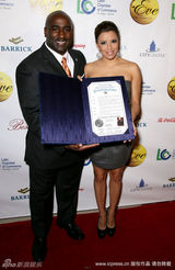 幻灯图：《主妇》伊娃受奖 裹胸短裙亮相乐不可支