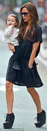 组图：贝嫂与女儿母女装抢镜 小七穿黑色斗篷卖萌