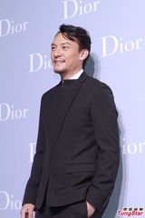 组图：钟楚红张曼玉同台亮相 全智贤露香肩