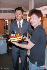 组图：王浩信生日上演舞台剧 女友送旅行箱计划出游