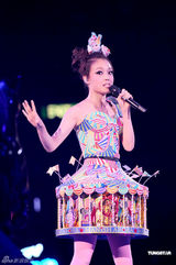 组图：容祖儿香港红馆开唱 与舞伴亲密不尴尬