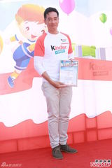 组图：准爸爸陈豪看书学照顾宝宝 向好友取经