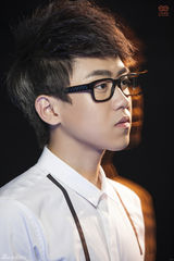 组图：刘心唱片写真曝光 衣着干练大展男人范儿