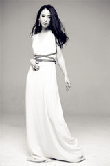 组图：黄圣依女神造型登杂志 黑白大片显优雅风范