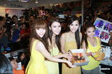 组图：陈静率嫩模姐妹书展宣传写真 现场派送糖果