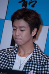 组图：李玹雨现身见面会用中午问候粉丝