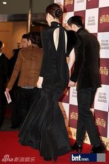 组图：文彩元朴信惠等盛装亮相演技大赏红毯