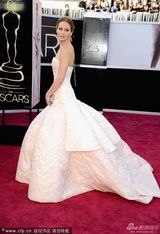 组图：群星闪耀红毯 暮光女拄拐海瑟薇优雅