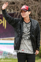 幻灯组图：韩国演员李准基入伍现场 剃短发摸头傻笑