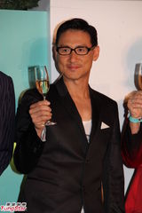 组图：歌神张学友童心未泯 大玩旋转木马兴致颇高