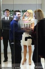 组图：帕里斯女王出巡捧花娇笑 数十保镖开道