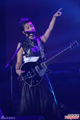 组图：萧敬腾上海开唱雨神未发威 被何韵诗调侃