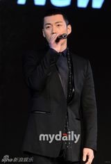 组图：张赫李多海“情侣装”登场活动 挽手甜笑亲密状