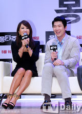 组图：严正花露胸黑裙性感宣传新片《蒙太奇》