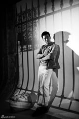 组图：佟大为穿越时空游走 黑白幻影尽显熟男魅力