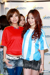 幻灯图：众美眉为世界杯现场脱衣 刘欣宜露蛮腰