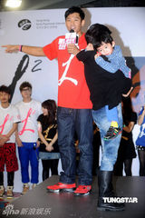 幻灯图：Lucas出席活动乖巧可爱 被粉丝尖叫吓哭