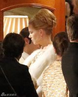 组图：妮可-基德曼片场华贵变身格蕾丝王妃