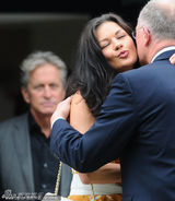 幻灯：道格拉斯携娇妻看望病童 泽塔-琼斯笑容迷人