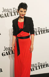 组图：黄奕时尚秀“红与黑”干练妩媚