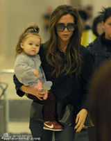 组图：辣妹单手抱女黑超遮面 小七扎朝天辫啃手卖萌