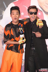 组图：杜德伟罗志祥相见欢 台上搞笑玩互亲