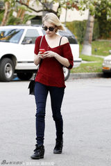 组图：艾玛-罗伯茨露肩装性感抢镜 大方秀钻戒