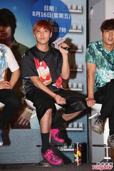 组图：美男乐团FTIsland亮相 与粉丝亲昵击掌