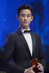 组图：金泰熙赴沪站台似公主 金秀贤正装笔挺